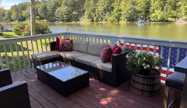 Grassy Waters- Charming cottage on Goodyear Lake, fire pit