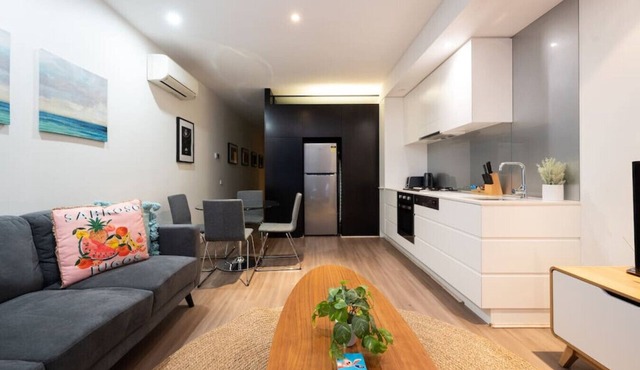 GRATTAN Prime Location - Walk to Cafes, Shops, Parks