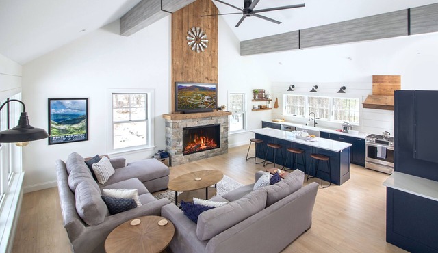 Gray Barn Getaway - Modern comfort in the heart of NH Lakes & White Mountains