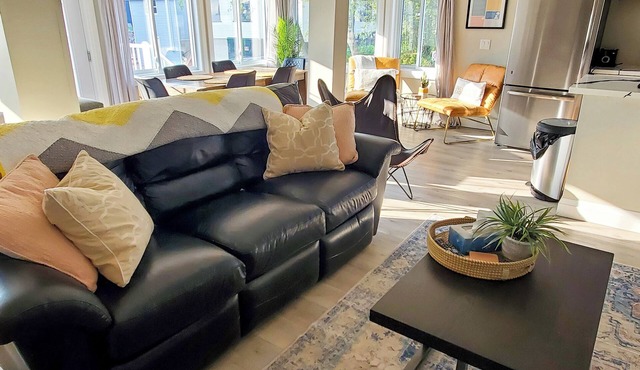 Gray Haven: Lake View Patio, Hot Tub, 1 min to beach!