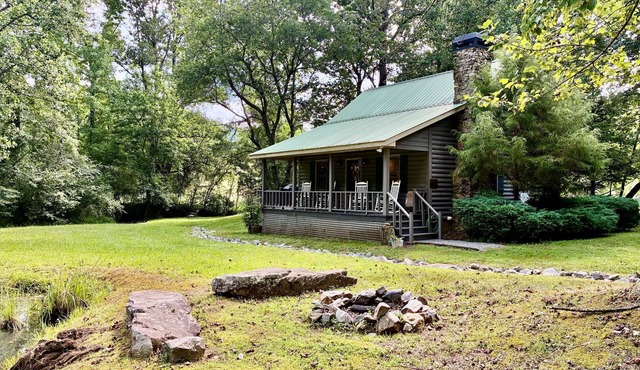 Gray's Dahlonega Cabin on the PondnConvenient to Wineries & Wedding Venues
