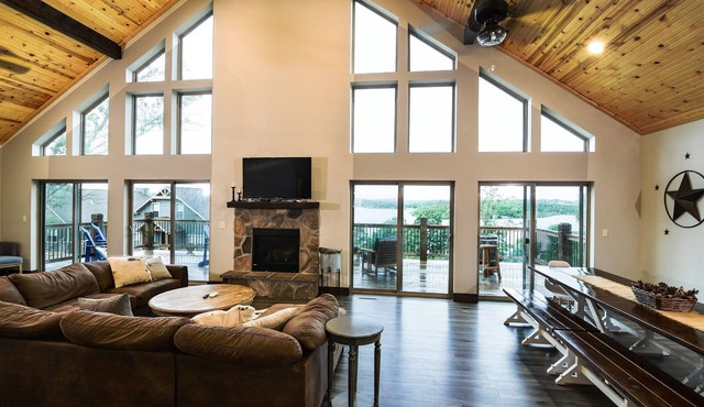 “Gray Wolf Lodge” - Luxury, Wheelchair Friendly Lakeview Home pickleball court