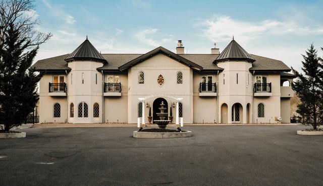Graycliff Retreat:Unforgettable experience at this 11BR Estate;Game Room+Hot tub