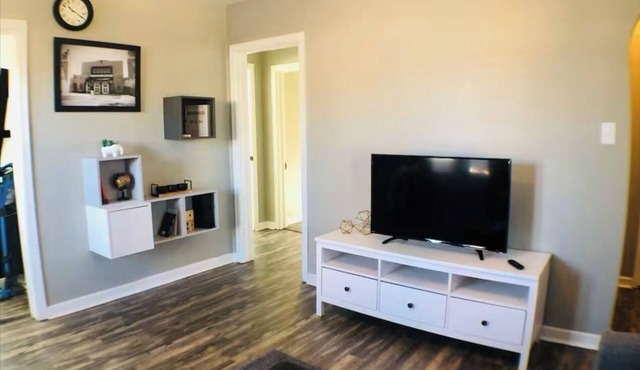 GrayHouse, peaceful Ponca City with AC, WiFi Pet friendly w/fee, lots of parking