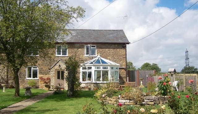 GRAZELAND COTTAGE, pet friendly, with a garden in Bridport