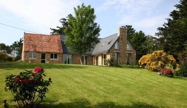 Grde house, 100m beach, nature, 5 bedrooms + bathroom/wc private, disabled ideal Trégastel