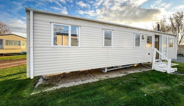 Great 10 berth caravan at Martello Beach Holiday Park ref 29045DW