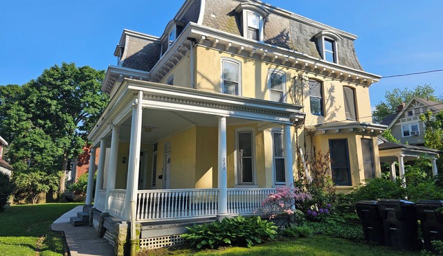Great 1BR Apt, Porch, Easy Parking & Access to Transit