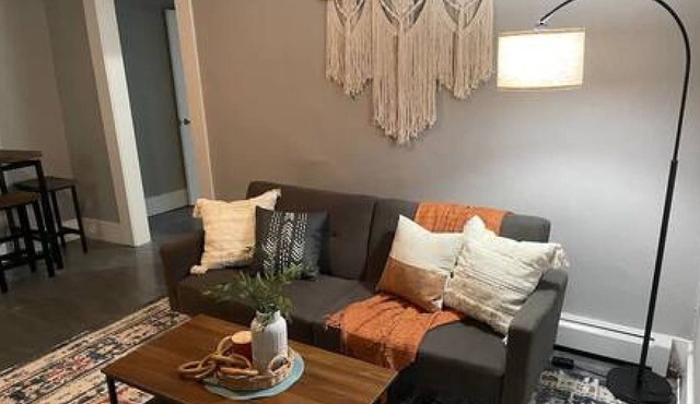 Great 2 bedroom getaway near downtown!