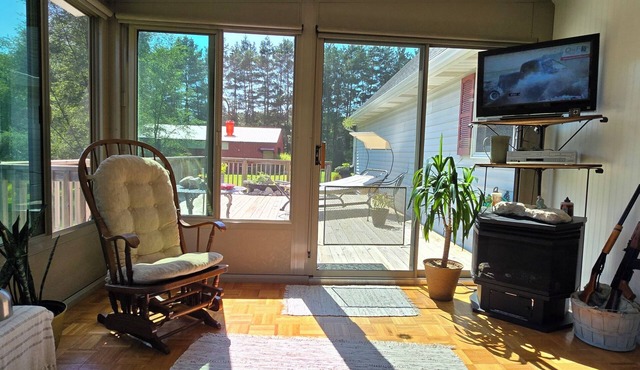 Great 2 bedroom home in the country and close to shopping and wildlife.