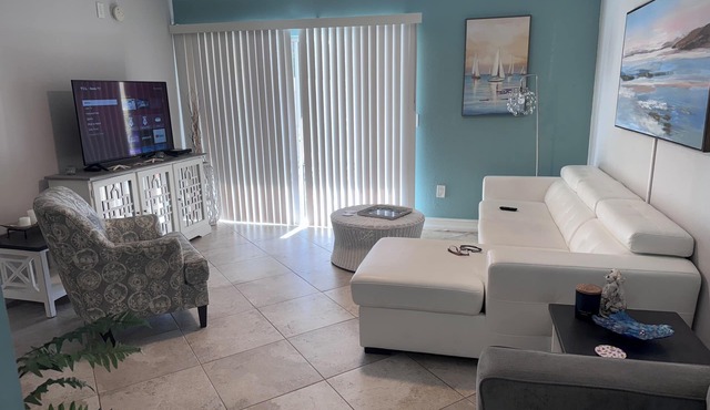 Great 2 BR Condo, 7 minutes to Siesta Key