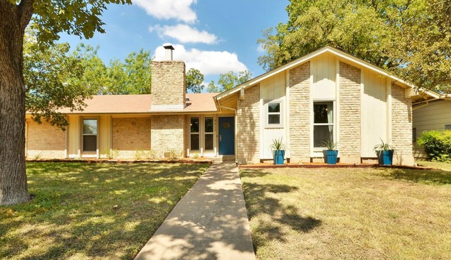 GREAT 3 bed 2 bath home! Central Austin with large yard!
