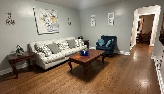 Great 3 bedroom walking distance from MDW airport