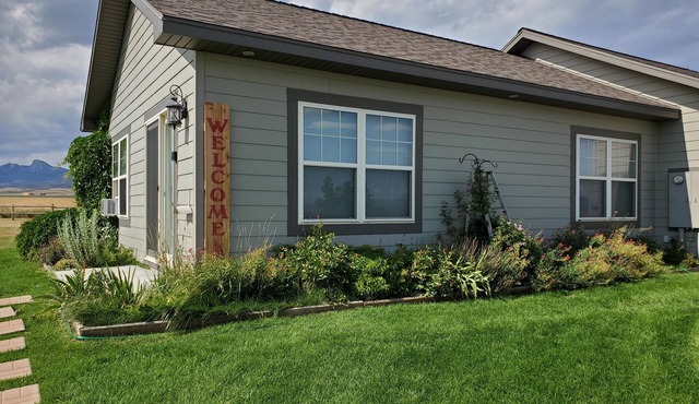 Great 360 degree views out of town Cowboy Retreat