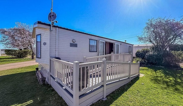 Great 4 berth caravan with wheelchair access in Suffolk, ref 68129BS