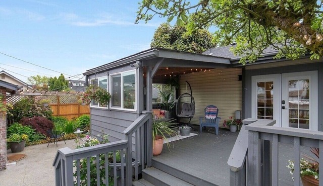 Great 5 bd House in historic N Tacoma. Convenient location, Game room, parking,