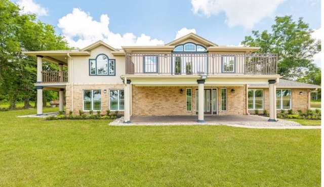 Great 5 Bedroom Bungalow Sitting in 3 Acre Lot