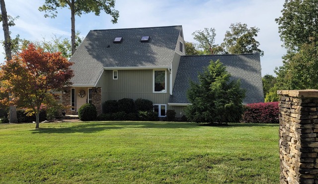 Great adult retreat for ten to spread out, 3 queen & 4 twin beds, 2.5 baths.