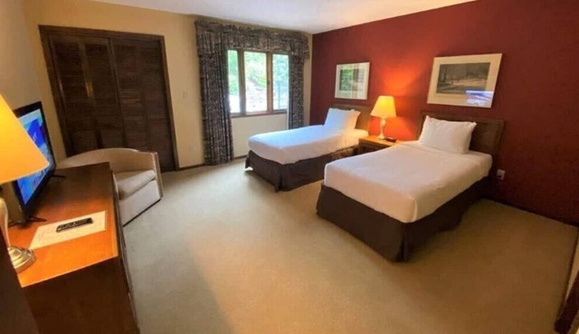 Great Amenities! 2 Spacious Units, 3 Pools, Sauna, Gym, Free Parking