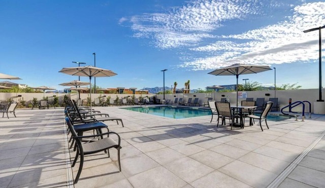 Great Amenities Onsite! Free Breakfast, Kitchen, Outdoor Pool, Pets Allowed!