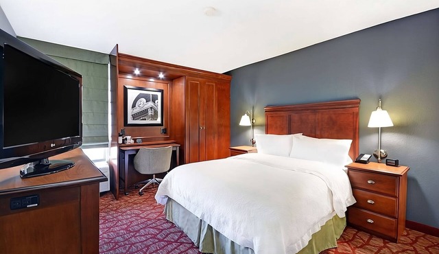 Great Amenities! Pool, Free Breakfast and Parking, Near State Botanical Garden!