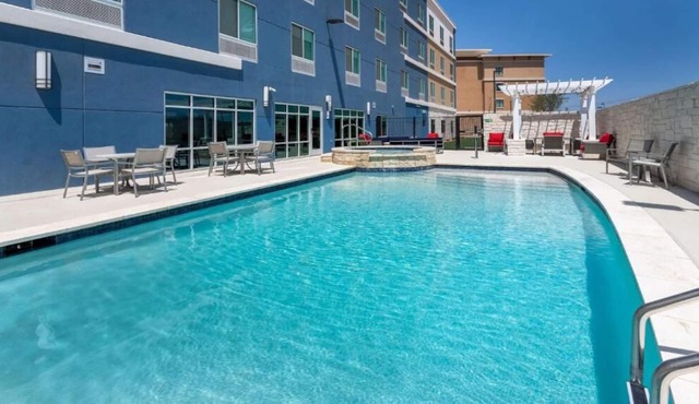 Great Amenities! Pool, Free Breakfast, Parking! Short Drive to San Angelo Airpt!