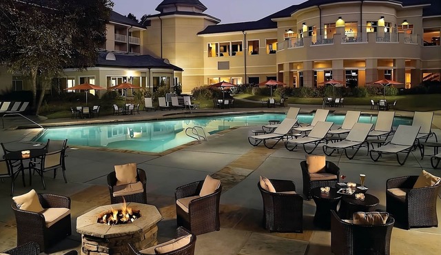 Great Amenities! Pets Allowed, Pool, Parking! Minutes to Dinosaur Explore!