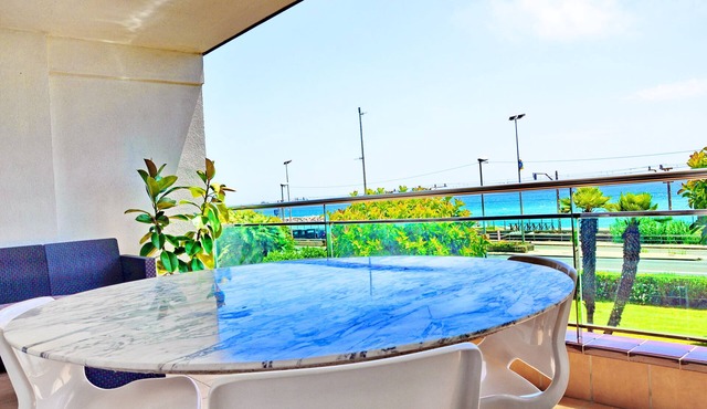 Great apartment on the beach, very close to Barcelona. First sea line