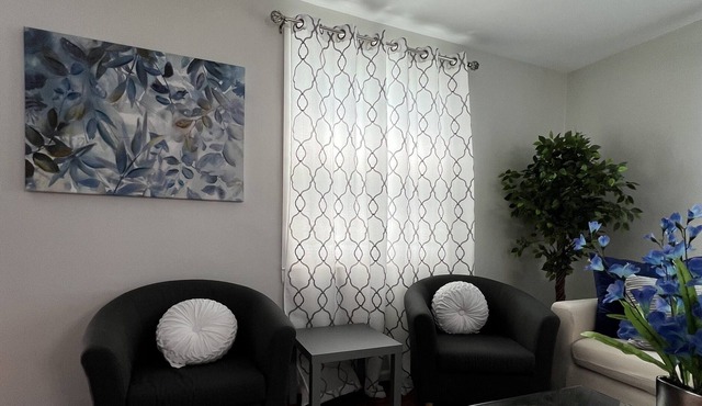 Great area! Walk to several Restaurants, Publix/Starbucks, fenced yard, patio.