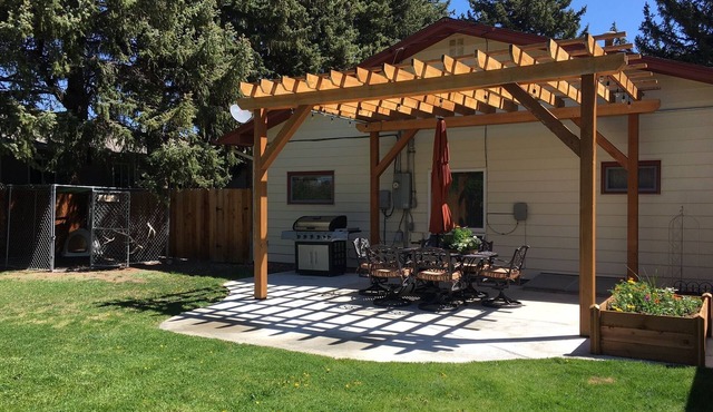 Great Back Yard, Minutes To Downtown, Quiet, Cozy, Clean & Pet-friendly!