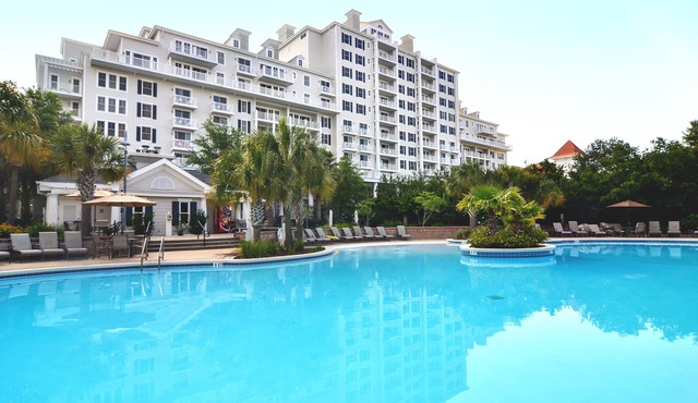 Great Bay Views, Steps to Baytowne Wharf, Balcony, Beach Tram, Pool, Hot Tub.
