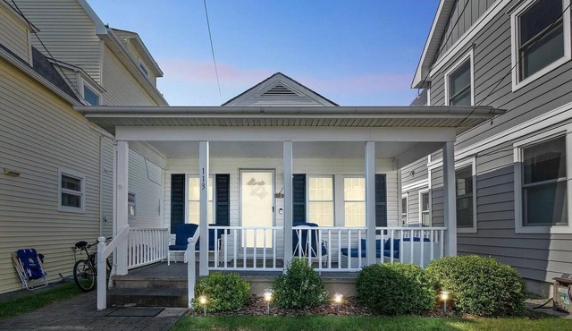 Great Beach Bungalow, steps from the ocean! Free Wifi & Beach Tags!