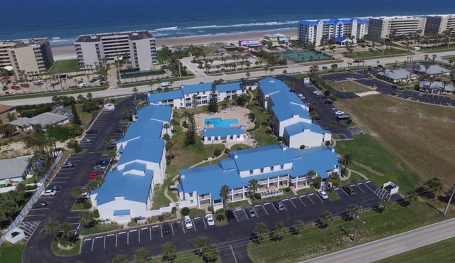 Great Beachside Condo in beautiful Ponce Inlet, FL - short drive to attractions