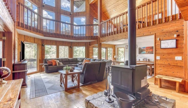 Great Blue Lodge - Scenic escape | Hot tub & sauna