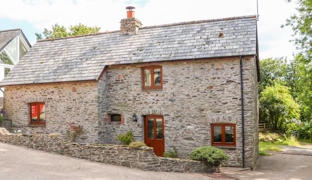GREAT BRADLEY COTTAGE, pet friendly, with pool in Withypool