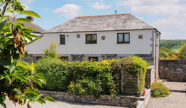 GREAT BRIGHTOR COB BARN, character holiday cottage in St Kew Highway