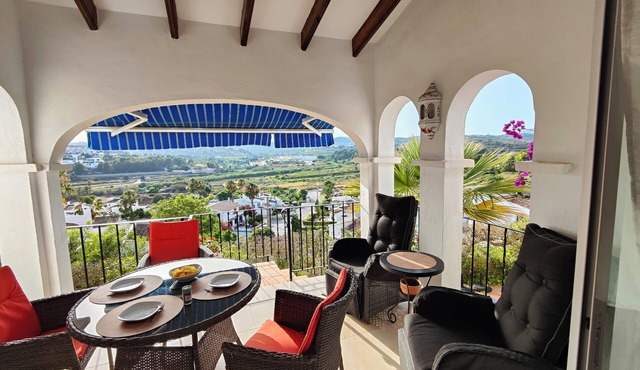 Great Bungalow with Amazing View and Communal Pool