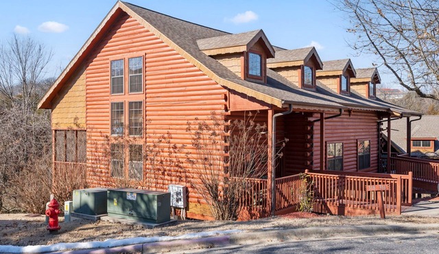 Great Cabin, Close to the Pool, Relaxing Views! 2 Minutes to Tanger Outlets!