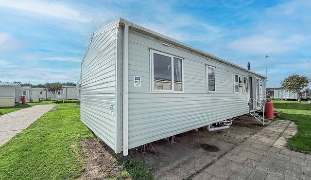 Great caravan with central lounge & WiFi at Broadland Sands, Suffolk ref 20070BS
