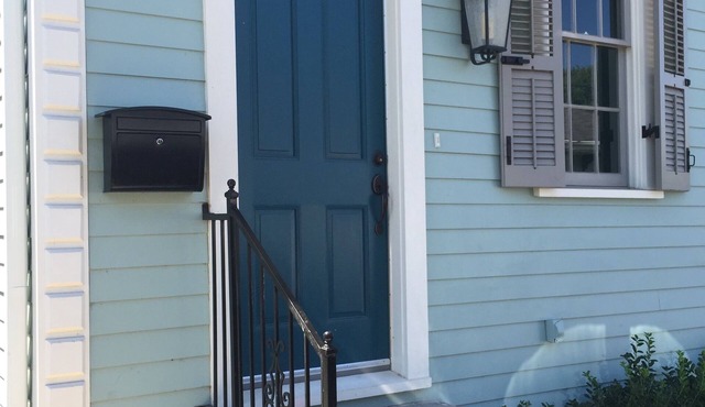 Great Central Location For All Your NOLA Fun. Large 2 Bd Right Off Magazine St.