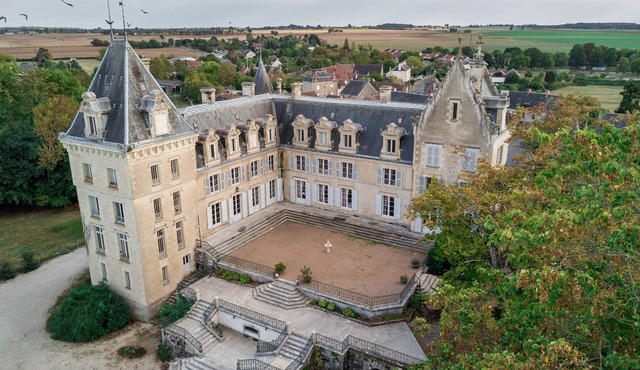 Great château close to Bourges for 15 people