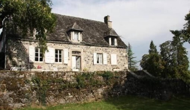 Great Character house surrounded by a park, overlooking the volcanoes