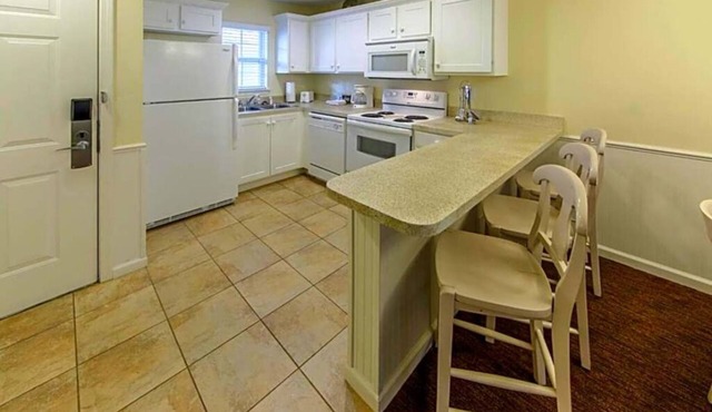 🏠Great Clean+Comfy 2/2 Lee! LR/DR/K(Open)! Pool,FP,Jacuzzi,Gym+KidsStuff! A/C🌞