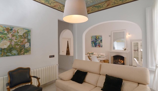 GREAT COLONIAL HOUSE IN TOWN CENTER