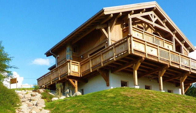 Great comfort, quiet, lake view, nature, wifi, sauna, billiards, close to ski slopes, charging station.