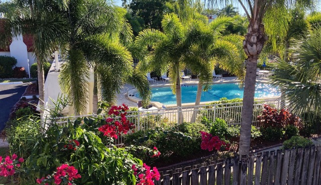 Great Community - Iona/McGregor Corridor - Close to Beaches - Poolside Townhome