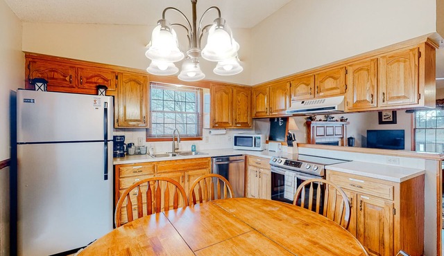 Great condo with overlooking the golf course, large deck, fireplace & gas grill
