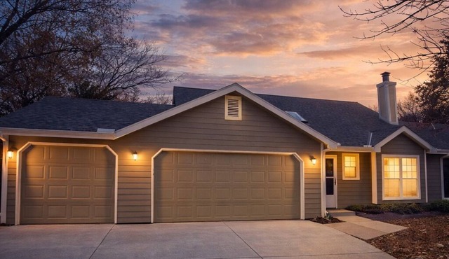 Great Contemporary 4 Bedroom House with a Fenced Yard. Your Home Away From Home