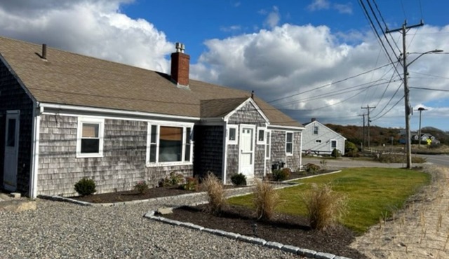 Great Cottage at Craigville Beach! "Knoll side"