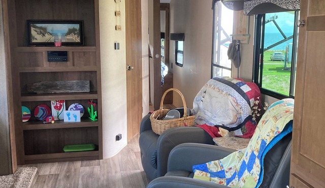 Great couples trailer and can sleep up to 6